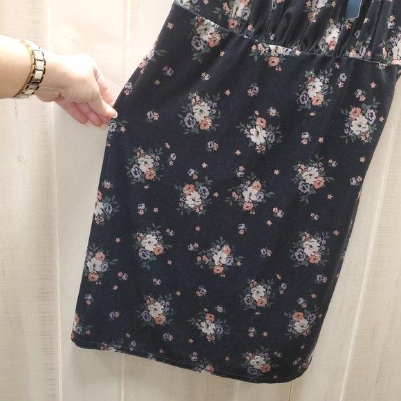 HOLLISTER Velvet Dress Size M - NEW W Tags! - Picture 6 of 9